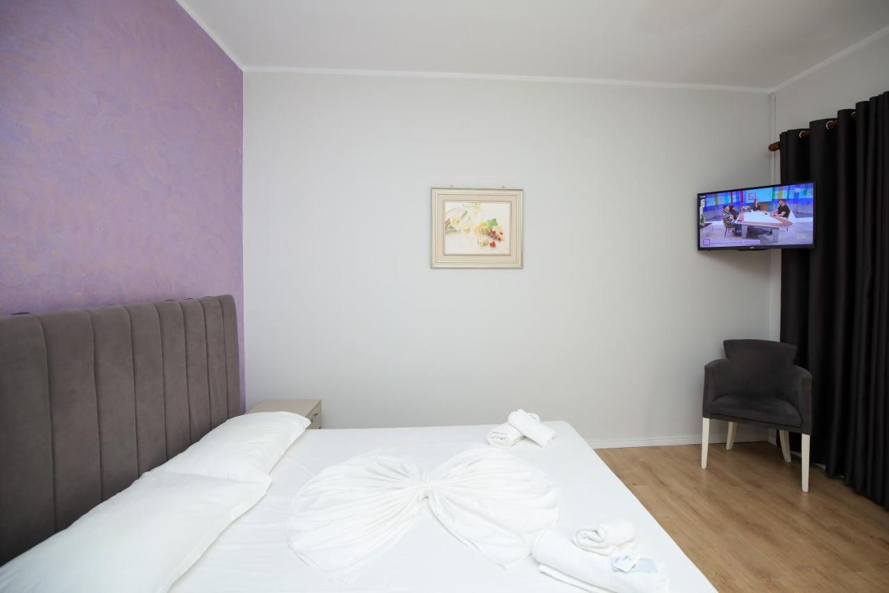 Juar Hotel Radhimë Exterior foto